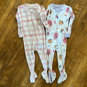 2 pair VGUC footie sleep and plays